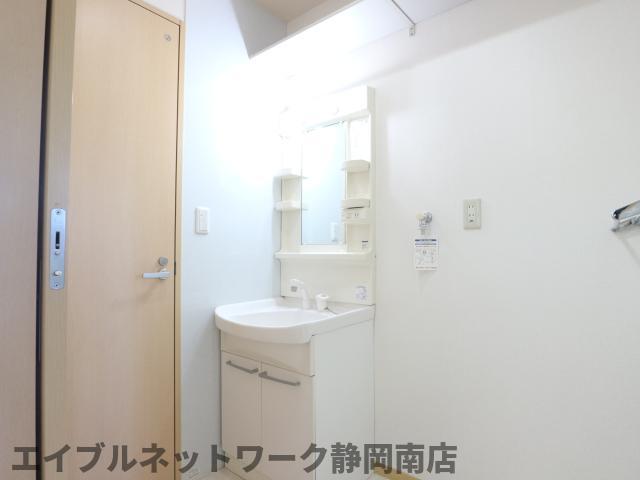 洗面設備　明るい洗面所です