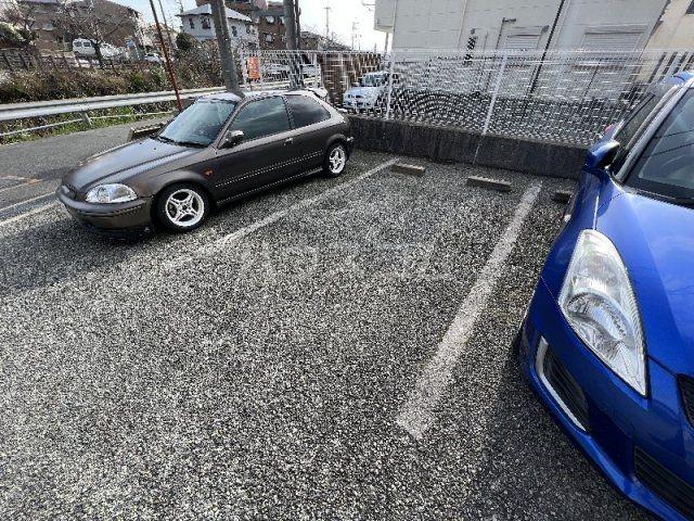 【豊中市春日町のマンションの駐車場】