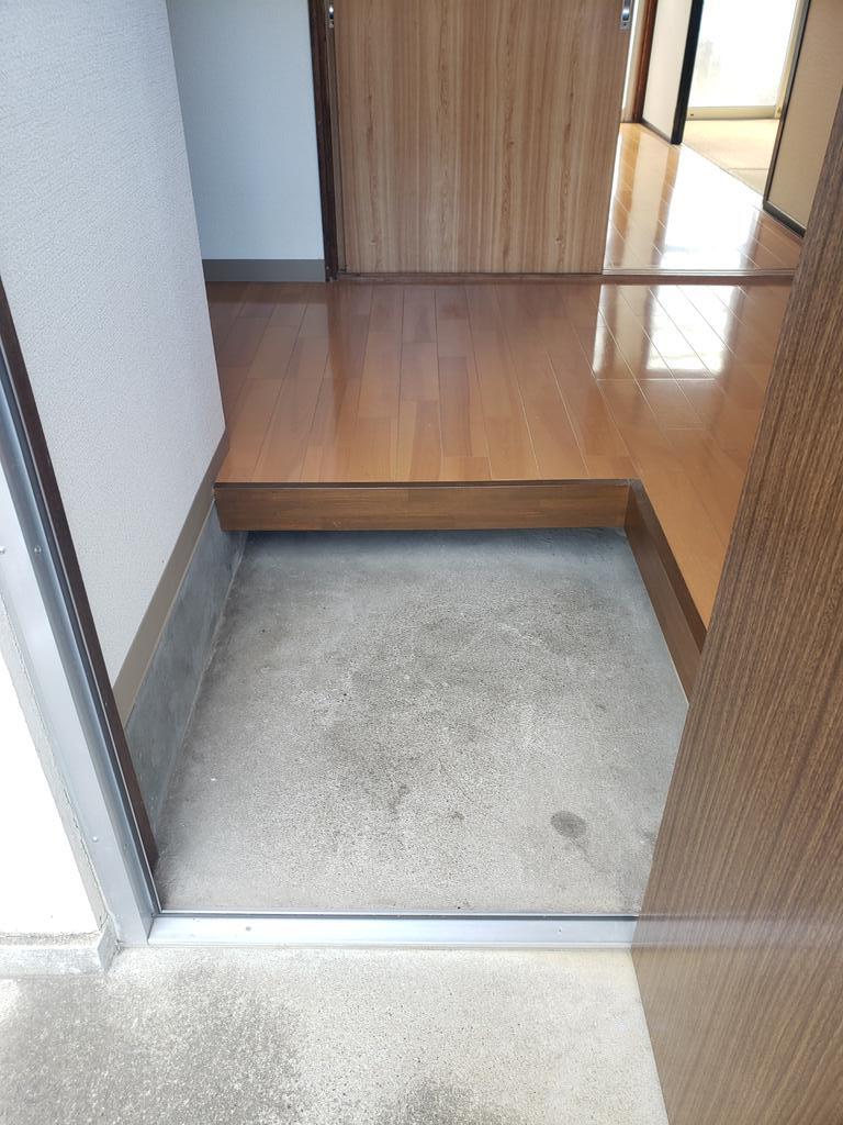 ワタナベハイツの玄関写真