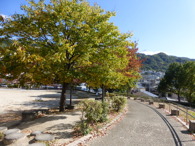 【マノアール石切B棟の公園】