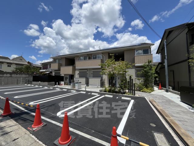 京都市西京区川島粟田町のアパートの建物外観