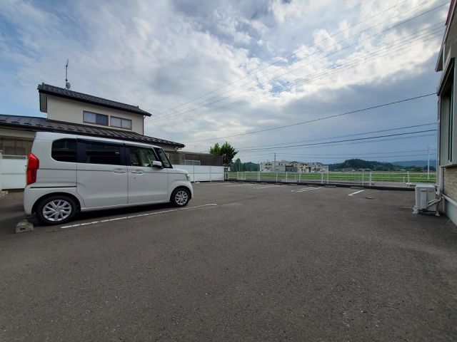 【柴田郡村田町大字沼辺のアパートの駐車場】