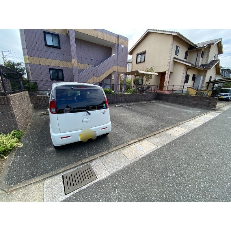 【福岡市西区富士見のアパートの駐車場】