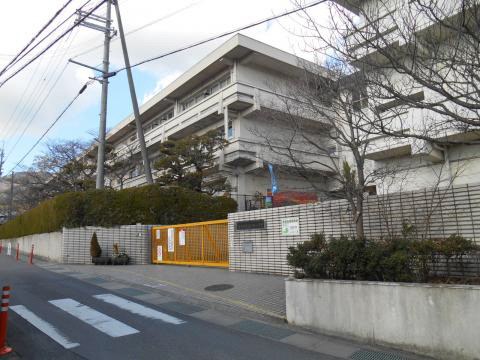 【生駒市小瀬町のマンションの小学校】