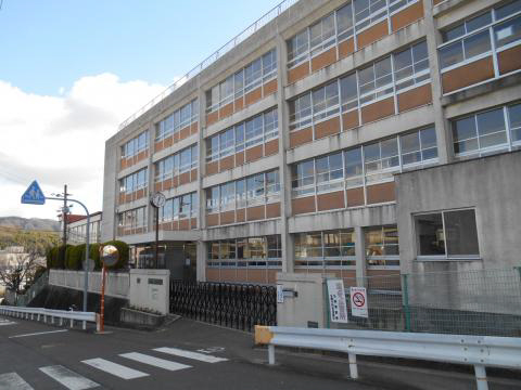 【生駒市小瀬町のマンションの中学校】