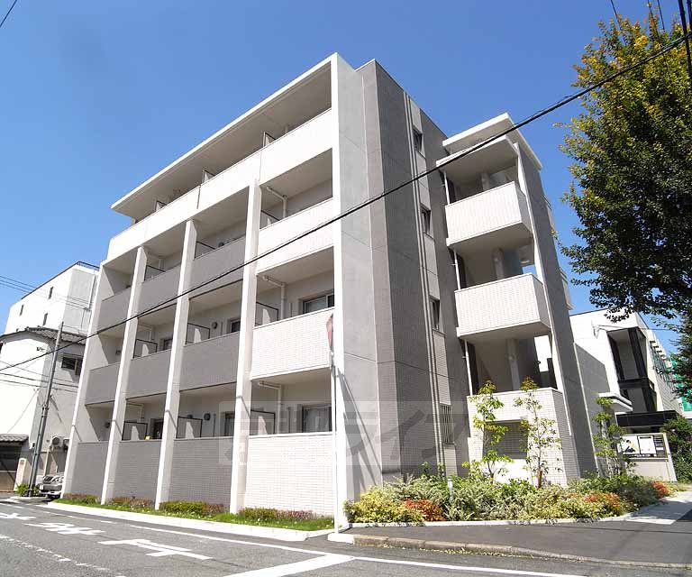 京都市南区上鳥羽角田町のマンションの建物外観