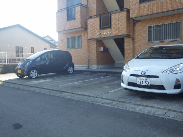 【メゾンメルベーユの駐車場】