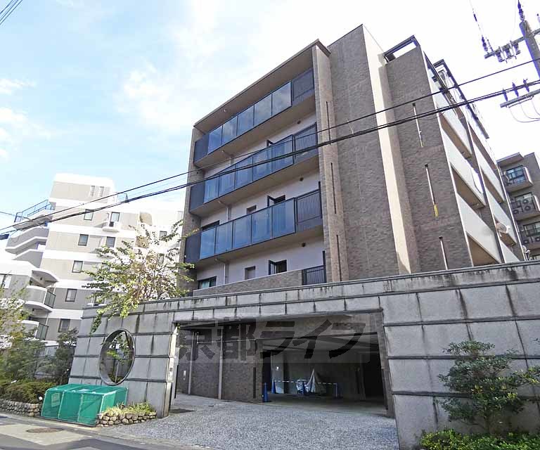 京都市伏見区桃山町和泉のマンションの建物外観