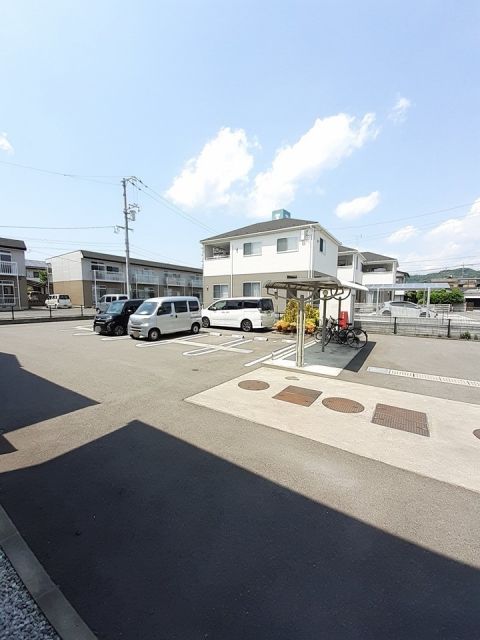 【府中市高木町のアパートの駐車場】