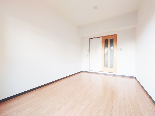 居室・リビング　ナチュラルテーストなフローリングの洋室