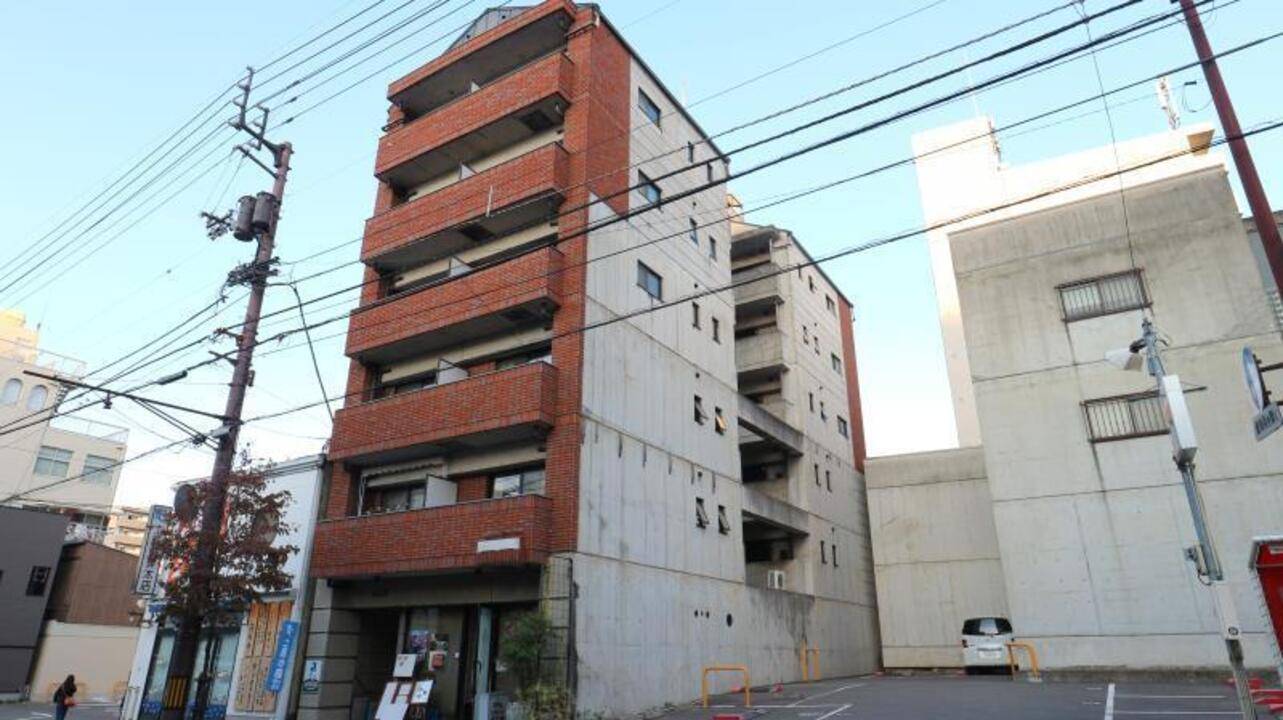 松山市西一万町のマンションの建物外観