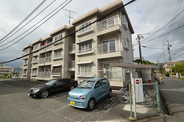 東広島市八本松東のマンションの建物外観