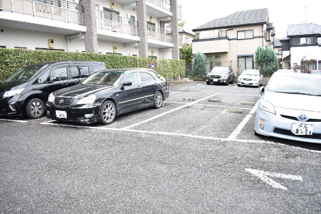 【ロイヤルガーデンの駐車場】