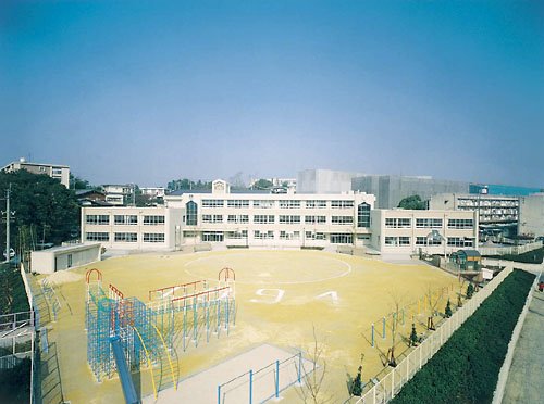 【ラシーネ自由ヶ丘の小学校】