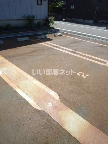 【上越市国府のアパートの駐車場】