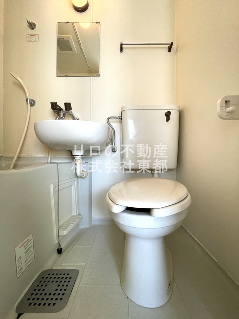 トイレ　白基調で清潔感のあるトイレです♪