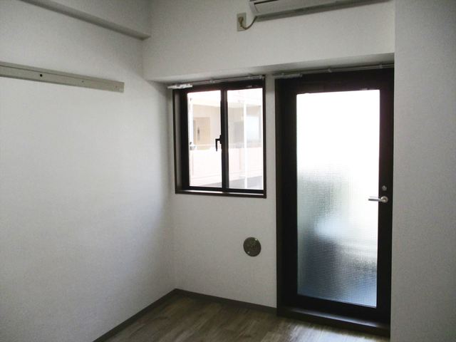 居室・リビング　「落ち着いた色合いの床材を使用した居住空間」