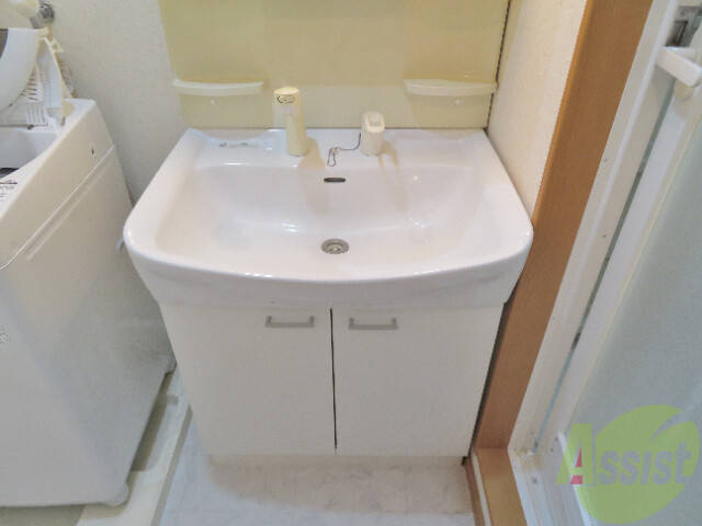 洗面設備　洗面はシャワー付きで朝の準備全般できちゃいます。