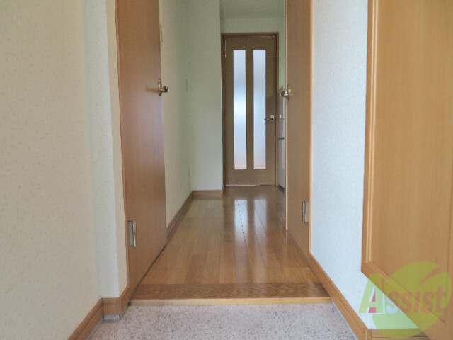 玄関　玄関と廊下の高さは低めで慌てても転びにくい。