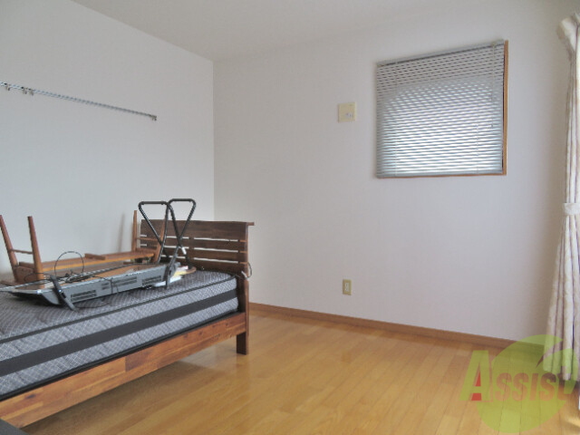 居室・リビング　リビングにはベッドやテレビなどがあらかじめ置いてありました！