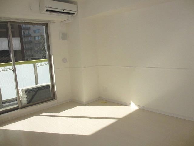 エントランス　日当たり良好の明るい室内です。