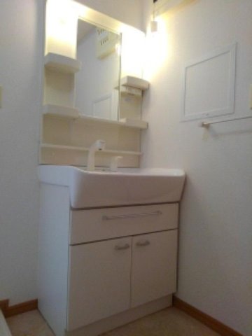 洗面設備　明るい洗面所です