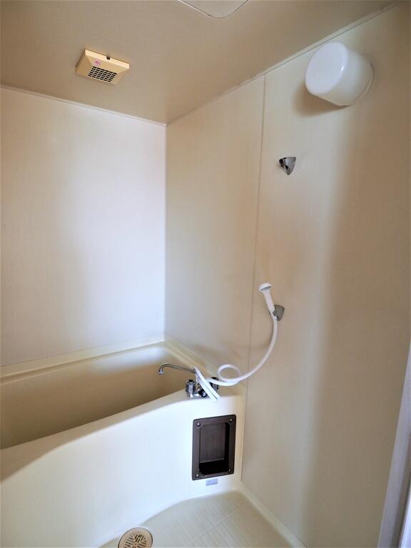 バス・シャワールーム　（同一規模の103号室の写真です）コンパクトでお掃除楽ですね