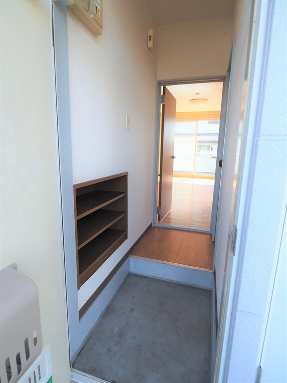 玄関　（同一規模の103号室の写真）靴入れスペースあります。