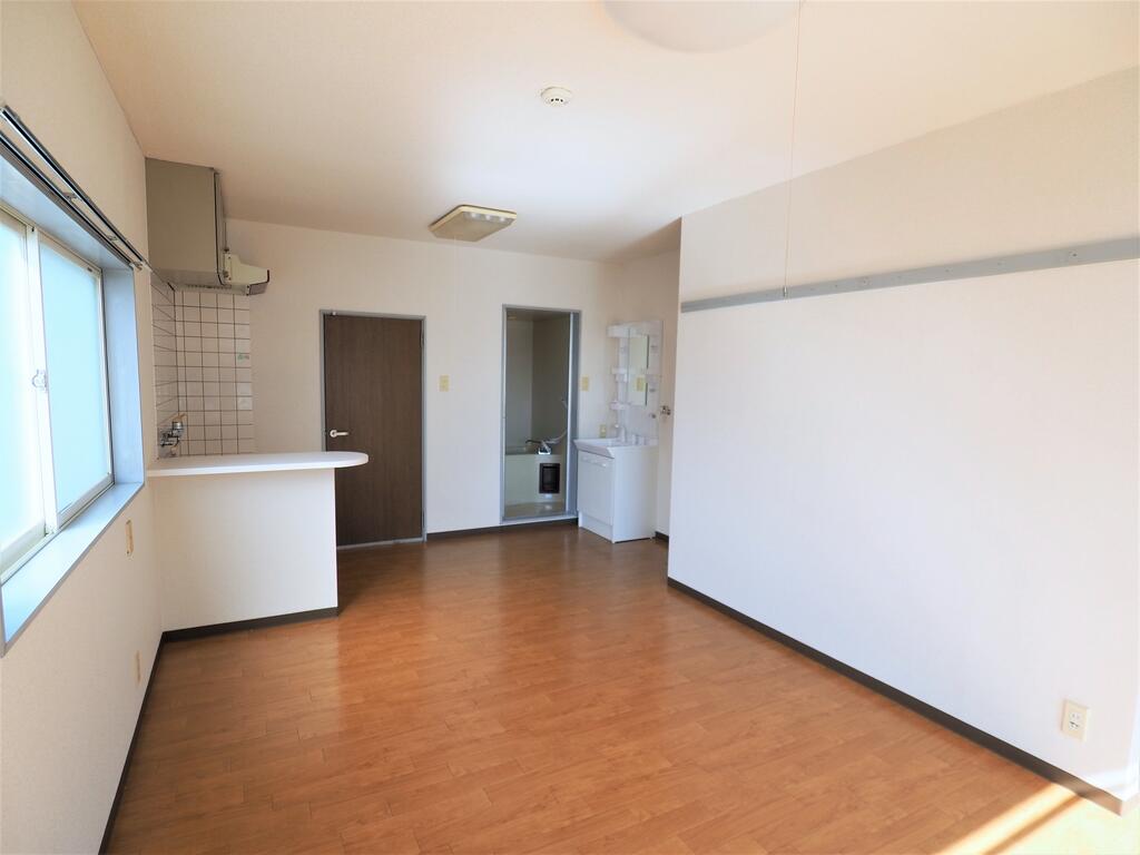 居室・リビング　（同一規模の103号室の写真です）嬉しい角部屋のお部屋です！