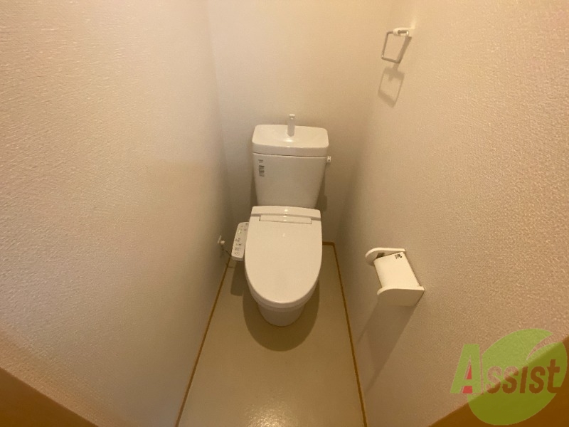 トイレ　温水洗浄便座なので快適に使用できそうですね。