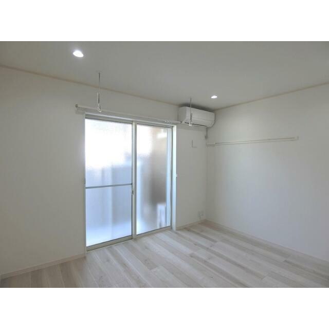 居室・リビング　白が基調の明るい室内！広々！