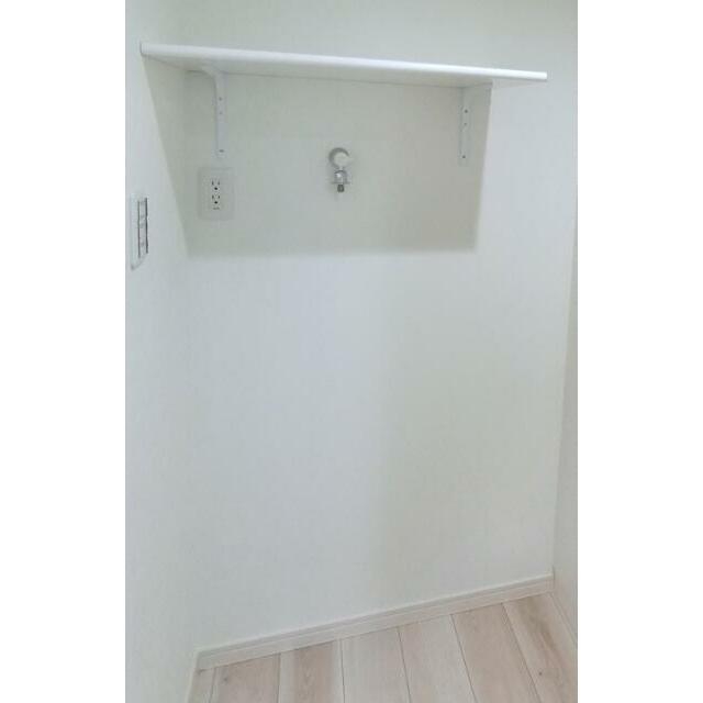 その他　洗濯機置き場は便利な棚付き