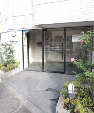 エントランス　弊社は全物件が仲介手数料半月分でご紹介可能です。