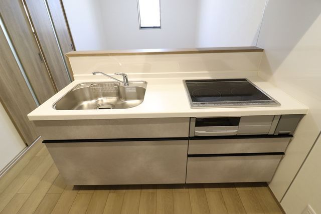 キッチン　ＩＨ３口／魚焼きグリル備え付け