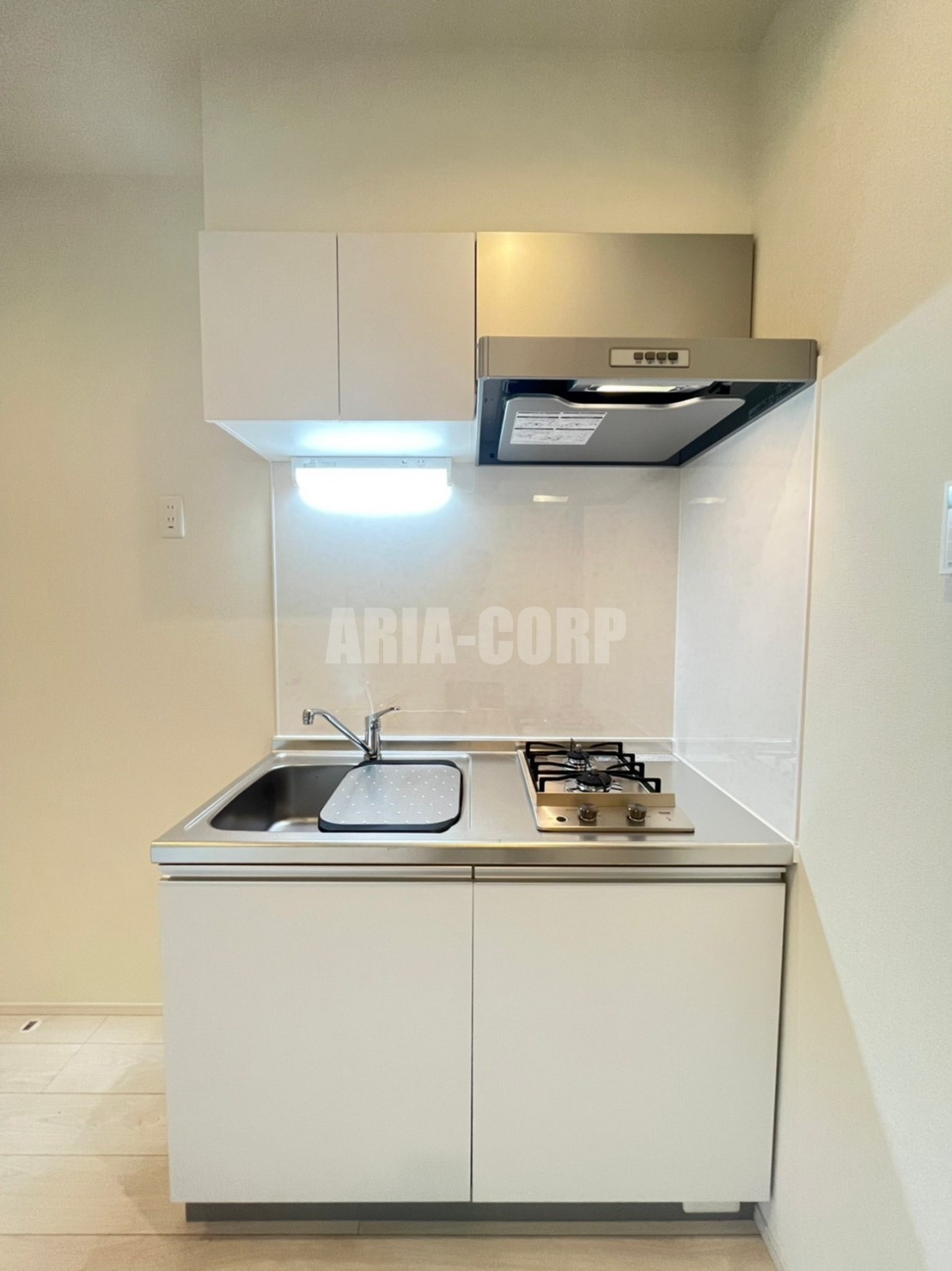 キッチン　人気の２口コンロ、お料理や洗い物時に役立つ補助プレート付です