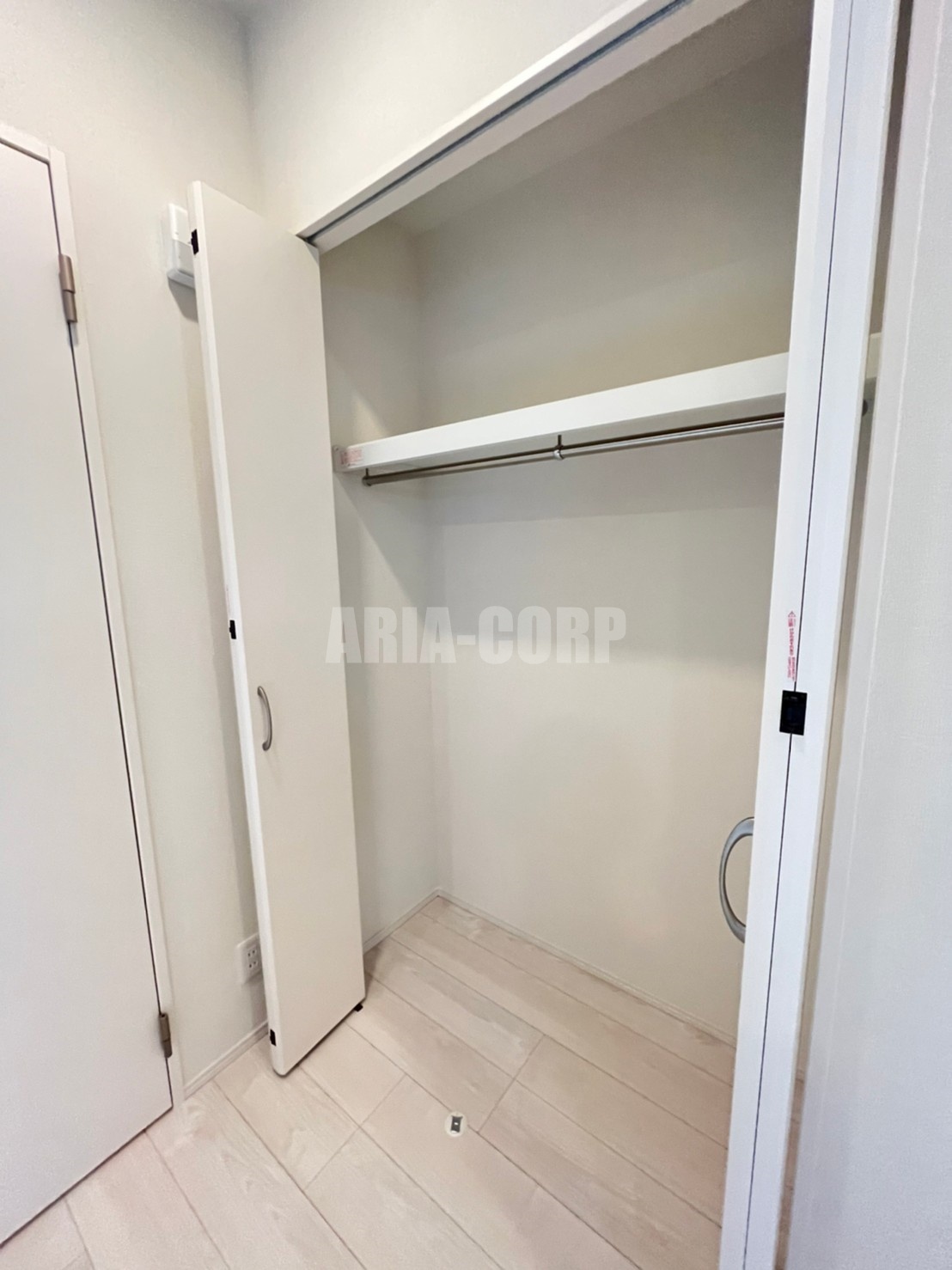 収納　大容量クローゼット。上部には便利な棚がございます！