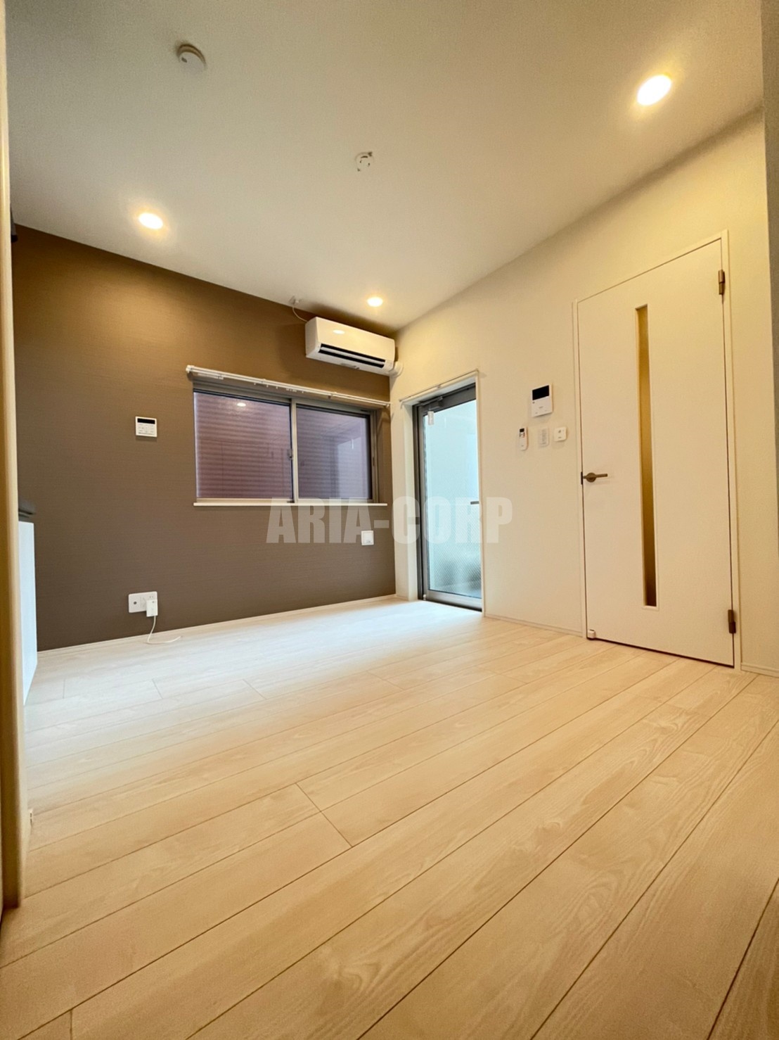 居室・リビング　白を基調としたお洒落な空間！フラットフロアで全面使用できます