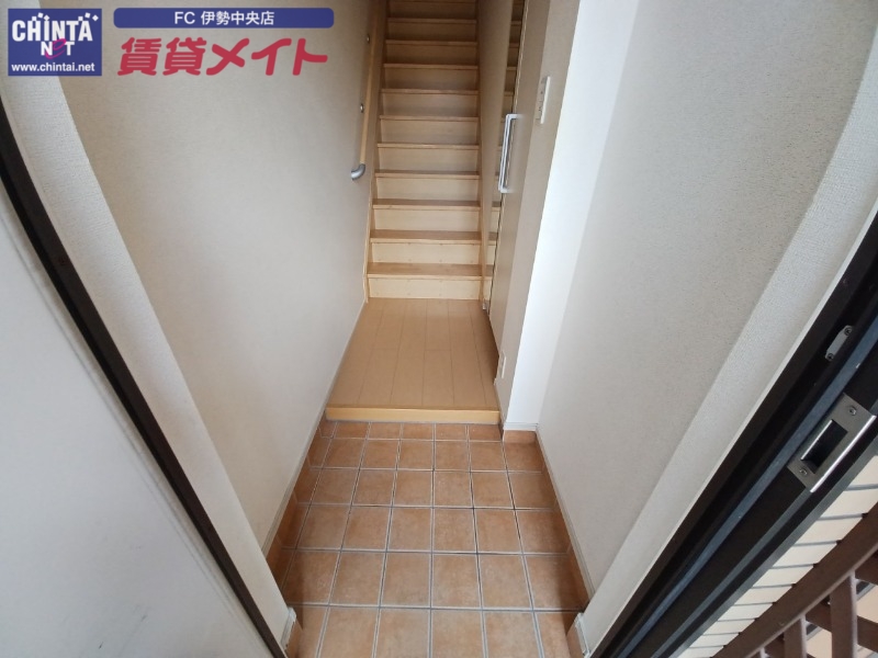 玄関　同物件別室反転写真