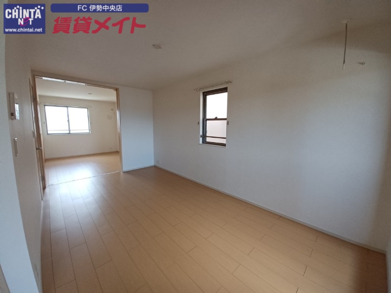 居室・リビング　同物件別室反転写真