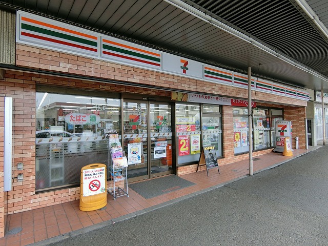 コンビニ　セブンイレブン（コンビニ）まで741m