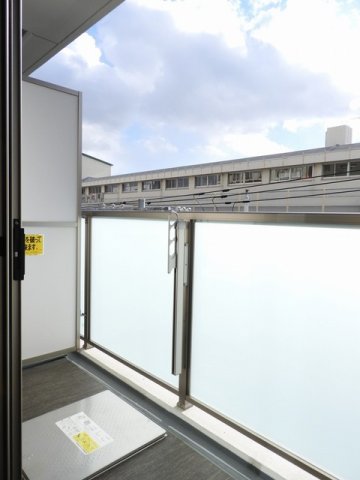 バルコニー　暖かな日差しのふりそそぐバルコニー