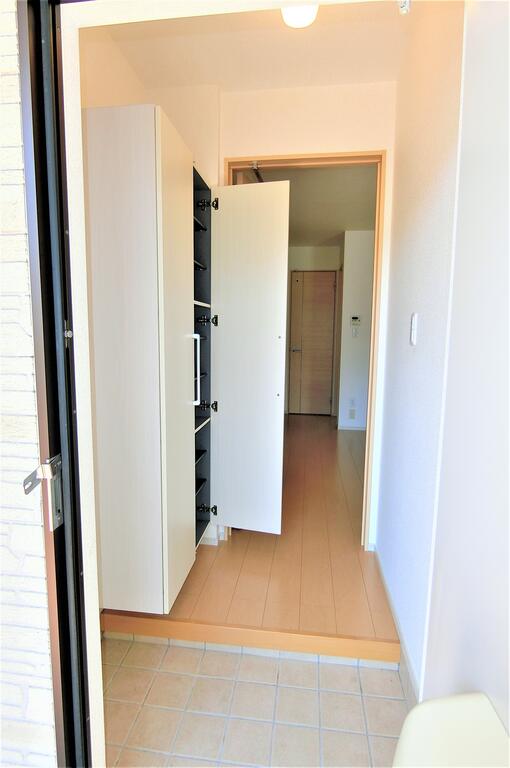 玄関　同型物件の写真、配色に違いあり