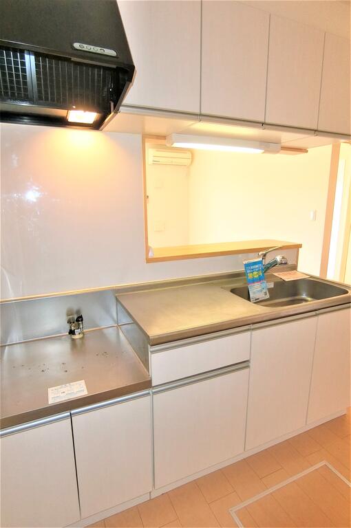 キッチン　同型物件の写真、配色に違いあり