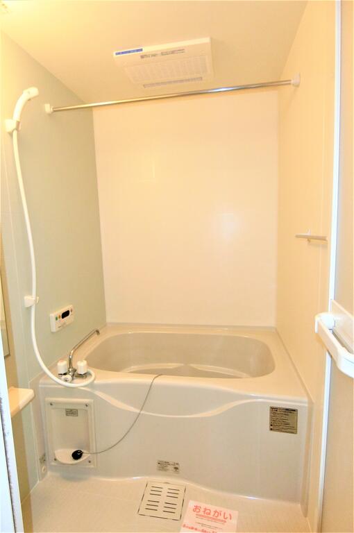 バス・シャワールーム　同型物件の写真、配色に違いあり