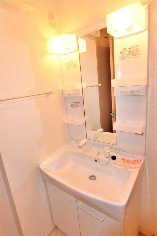 洗面設備　同型物件の写真、配色に違いあり