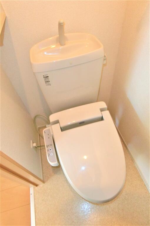 トイレ　同型物件の写真、配色に違いあり