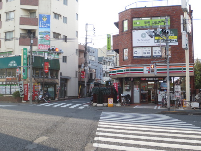 コンビニ　セブンイレブン（コンビニ）まで650m