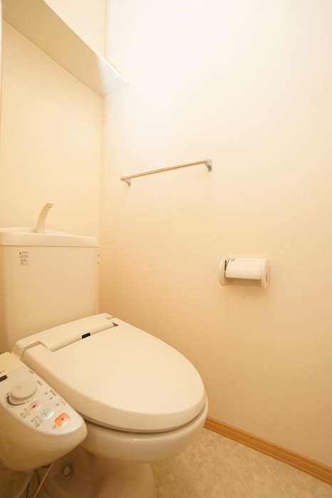 トイレ　落ち着いた色調のトイレです