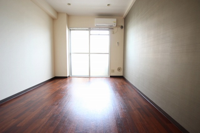 居室・リビング　同物件別号室のものです。