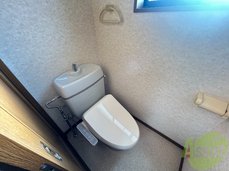 トイレ　トイレには窓もあり明るい印象となっております。